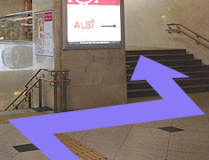 右手奥の階段へ