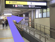 スロープを歩いて右へ