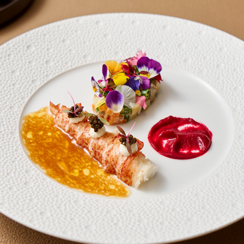 オマール海老のパリジェンヌ<br>~サワークリームとキャビア ビーツのピュレとオマール海老のビネグレット~