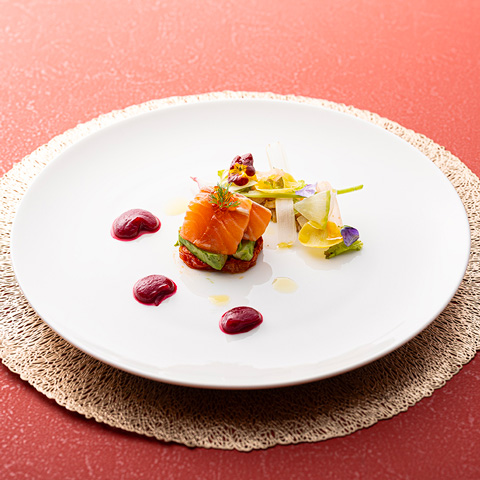 ［前菜］自家製スモークサーモンを使ったミルフィーユ仕立て