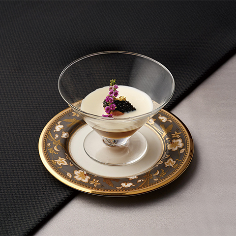 なにわ黒牛と大阪産泉州たまねぎの “パリ・ソワール” <br>マダガスカル産 オセトラ ロイヤル添え やまつ辻田の朝倉粉山椒の香り