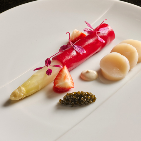 5月｜ホタテ貝とホワイトアスパラガス　キャビア添え